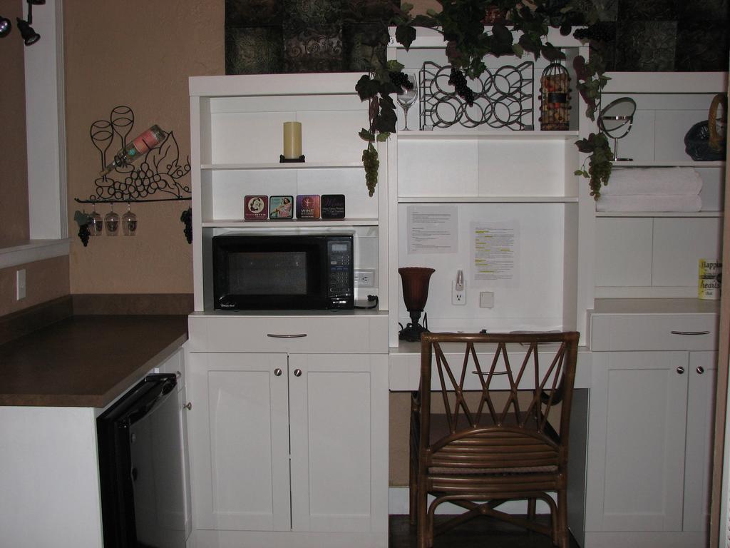Cottonwood Hotel Room photo